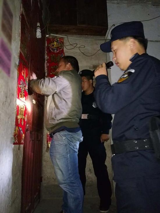 通辽粗心妈妈误将幼女锁家中 民警全城寻开锁师傅开门